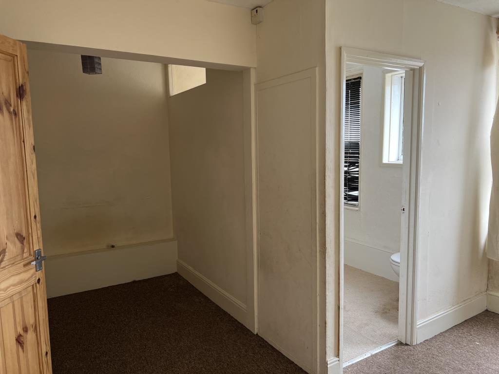 Lot: 173 - FREEHOLD BUILDING ARRANGED AS FOUR FLATS FOR INVESTMENT - Bedroom and bathroom of Flat d